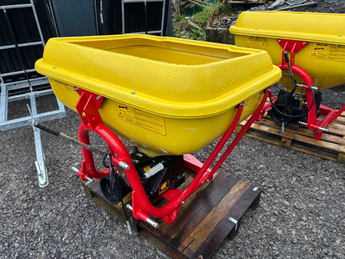 New 600Kg Cosmo Wagtail Spreaders - Image 4