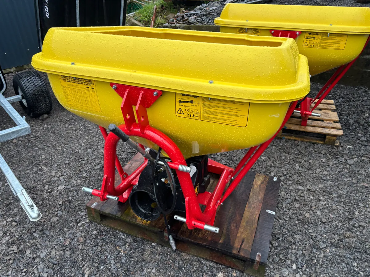 New 600Kg Cosmo Wagtail Spreaders - Image 2