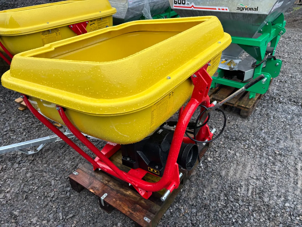 New 600Kg Cosmo Wagtail Spreaders - Image 3
