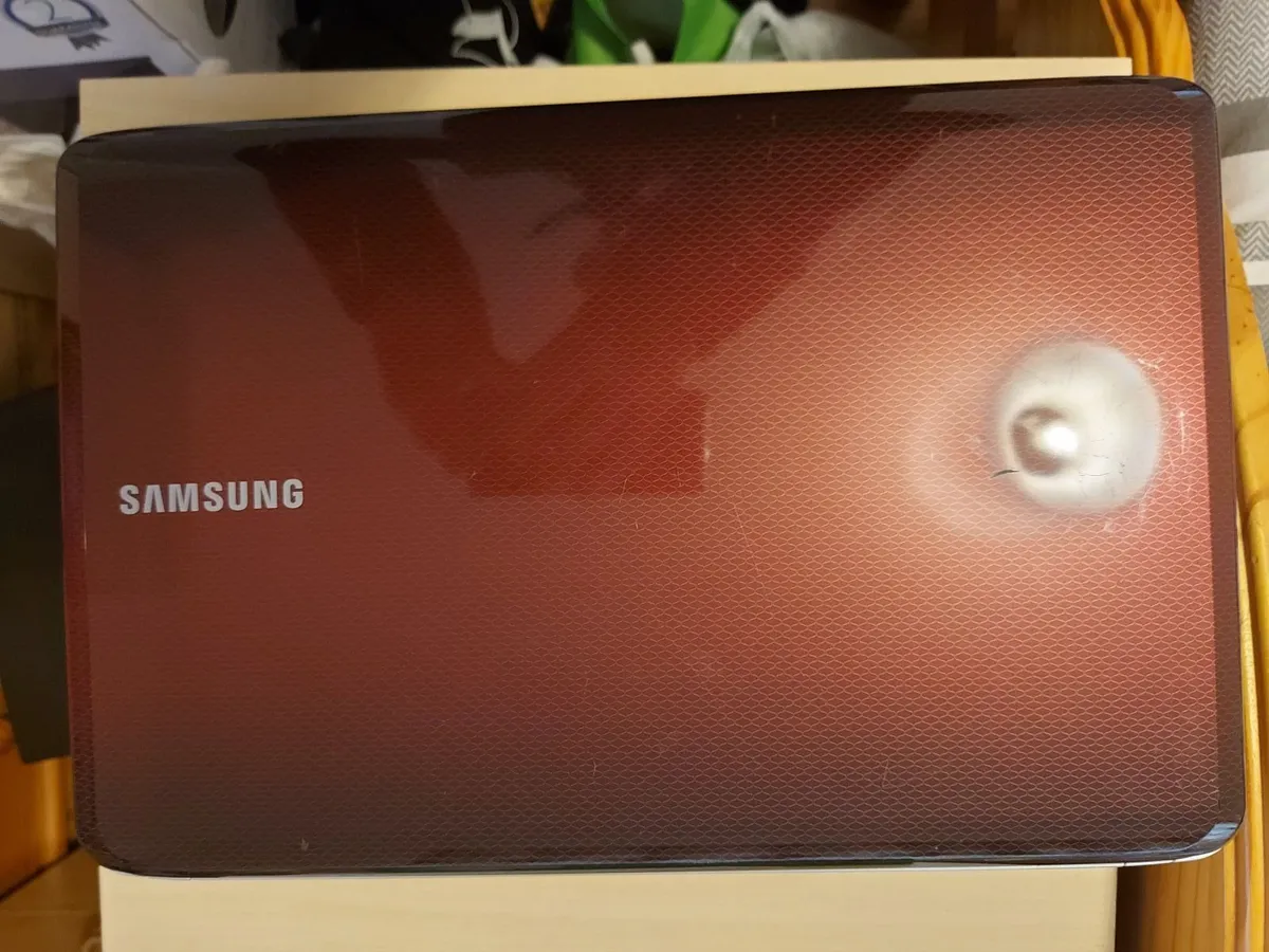 Samsung 15.6 Laptop, Model NP-R530, Red, 2GB 300GB - Image 2