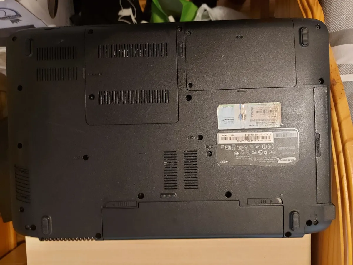 Samsung 15.6 Laptop, Model NP-R530, Red, 2GB 300GB - Image 3