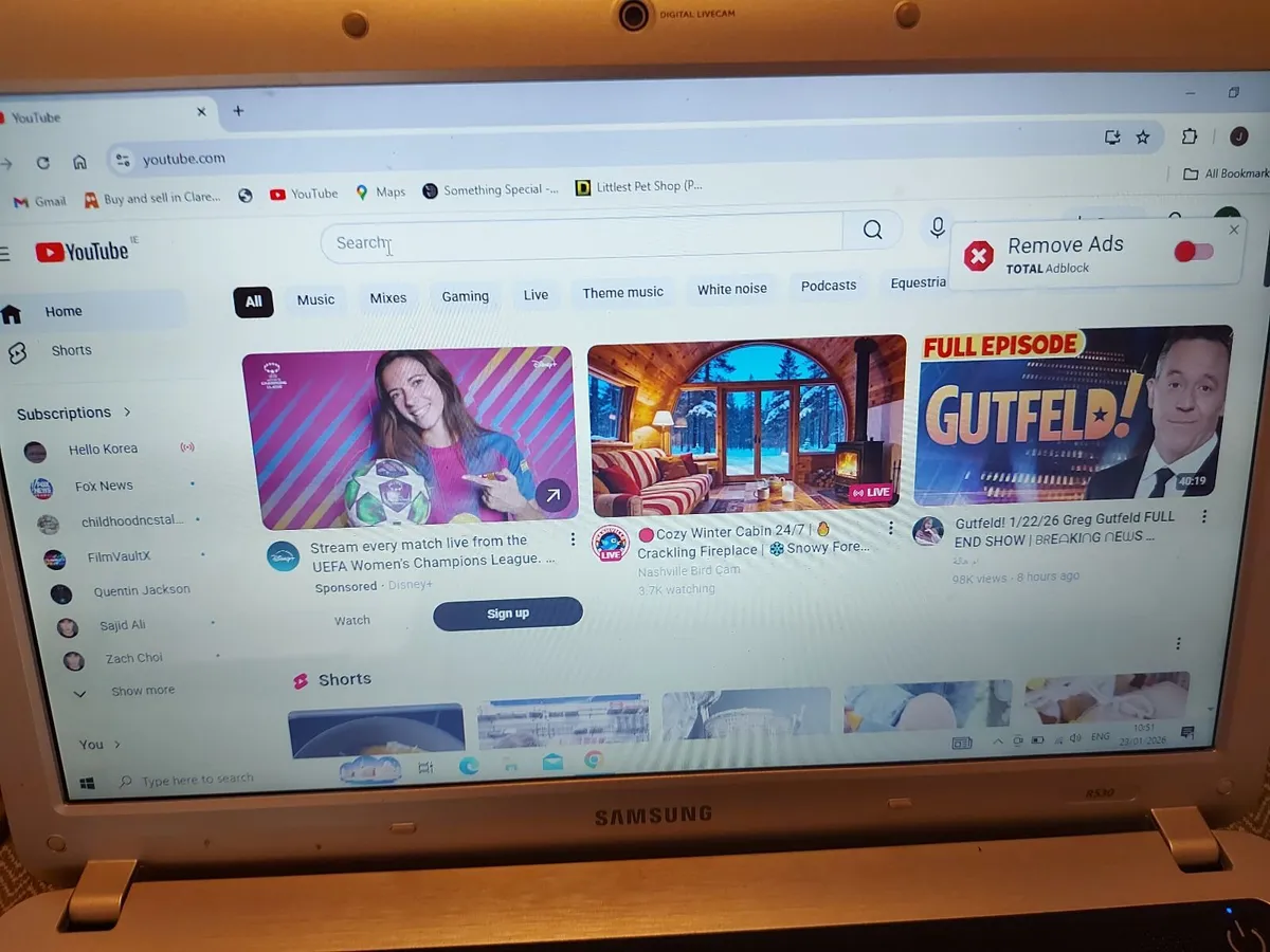 Samsung 15.6 Laptop, Model NP-R530, Red, 2GB 300GB - Image 1