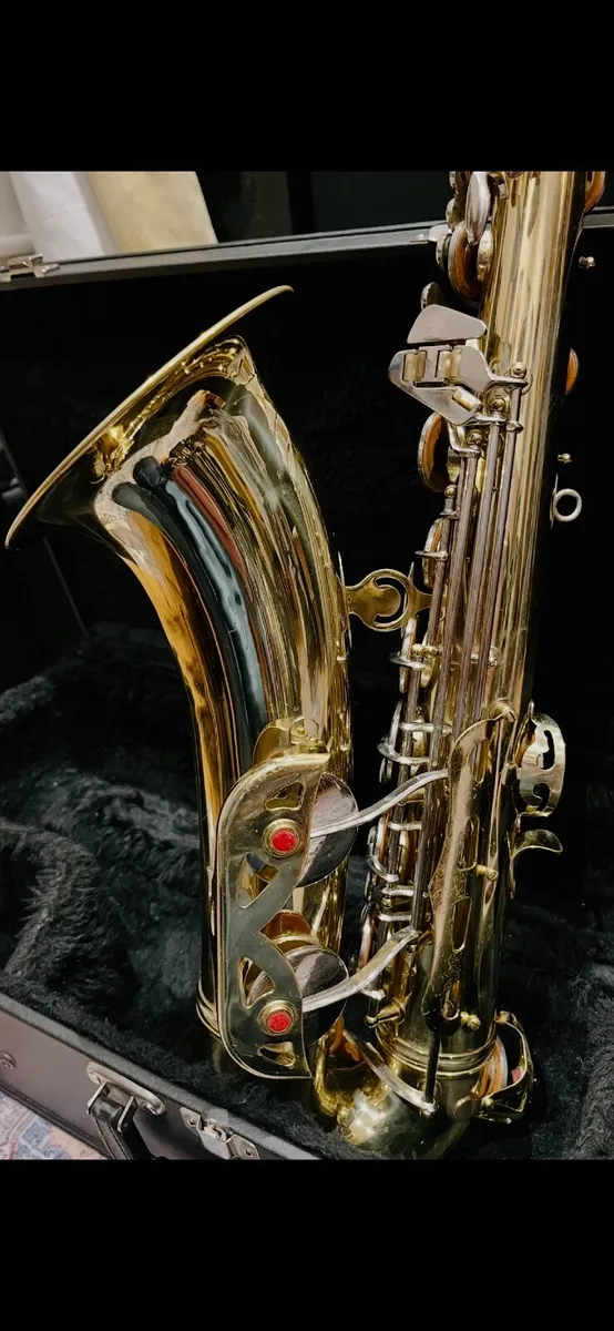 Conn 10M Tenor Saxophone and case - Image 4