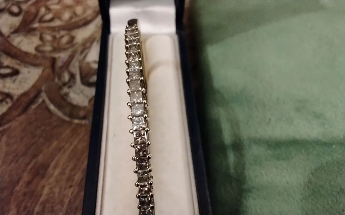 Vintage 10ct  gold diamond tennis bangle 1.25ct - Image 4