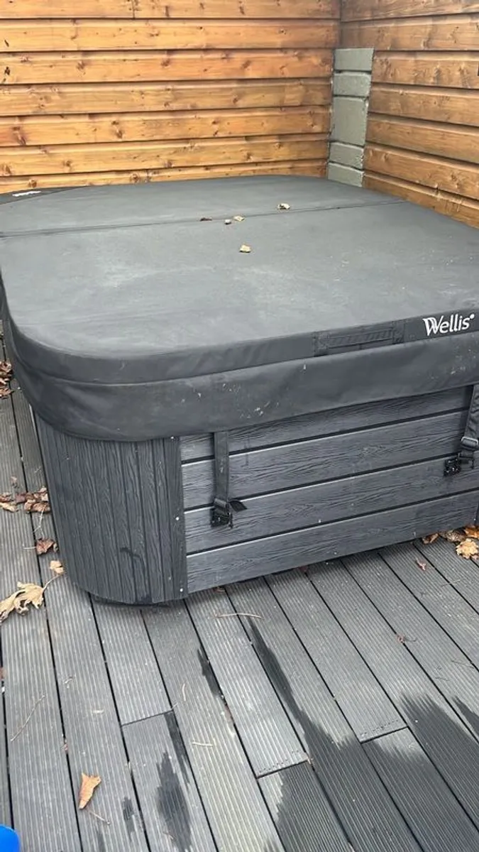 Wellis Hot tub - Image 1