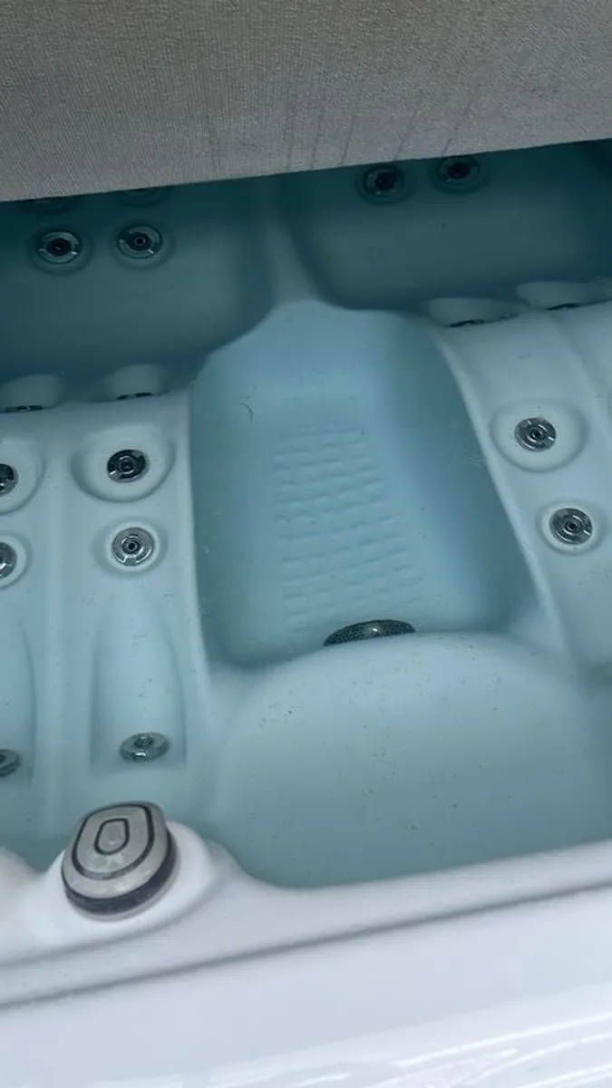 Wellis Hot tub - Image 2