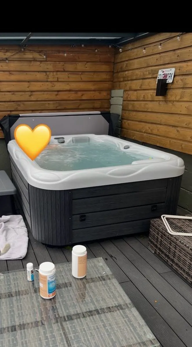 Wellis Hot tub - Image 3