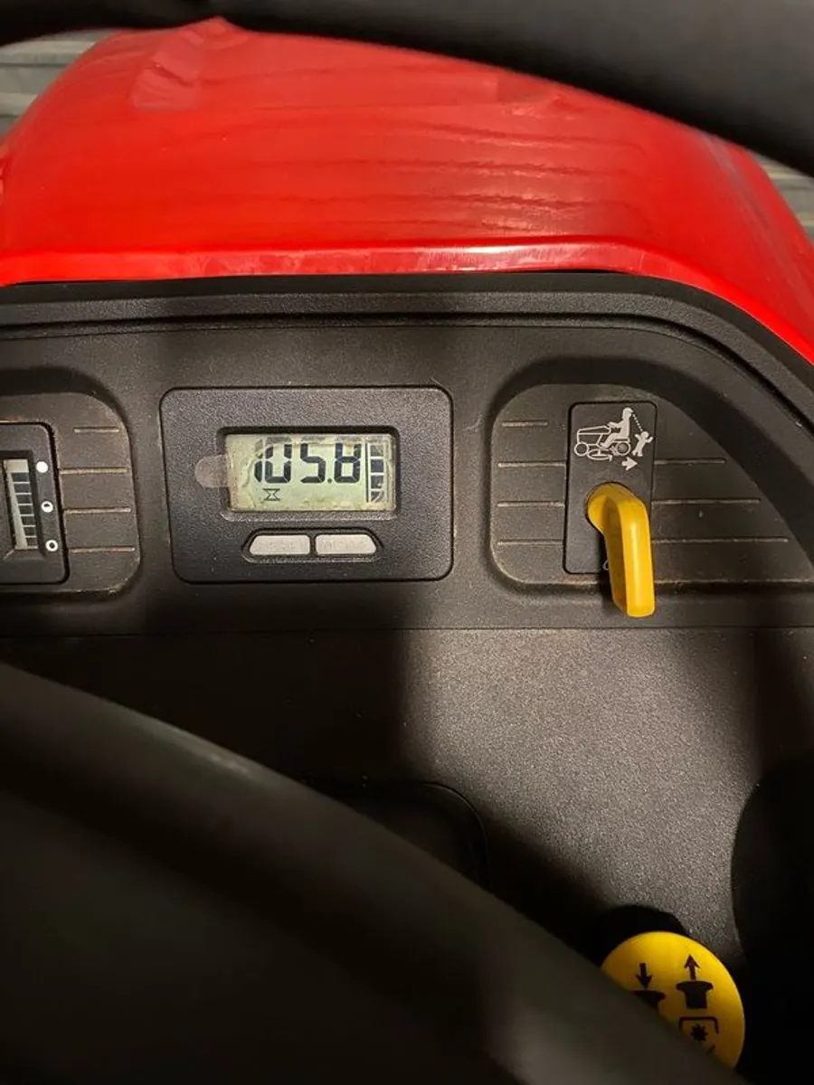 Snapper 22HP Ride on mower, 3 years old - Image 2