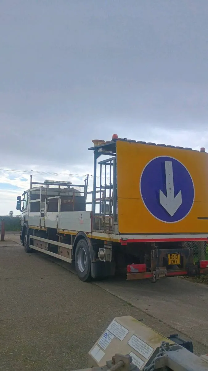 Scania p230 flat bed ex highway sign lorry - Image 3