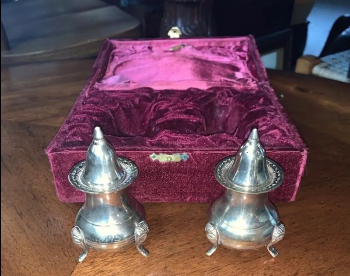 Vintage salt and pepper shakers - Image 2