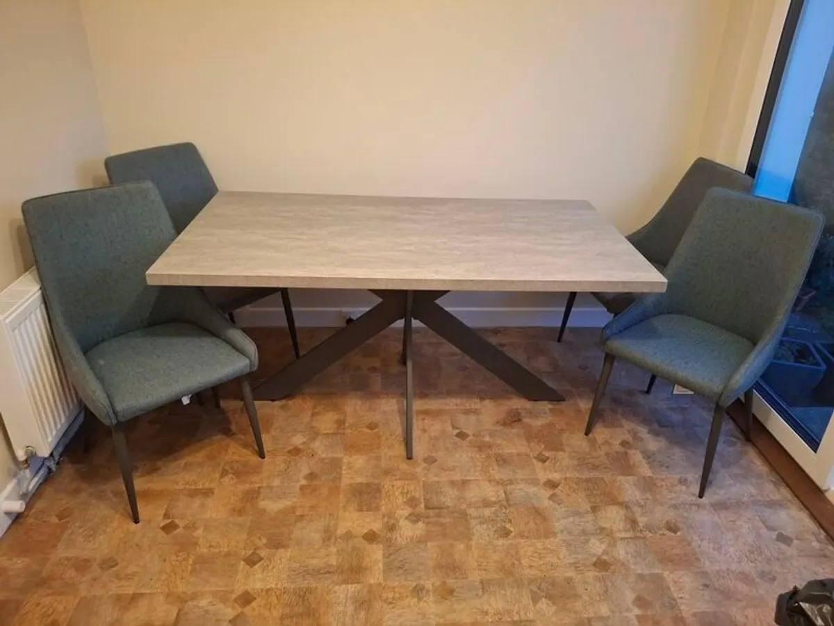 table/chairs - Image 1