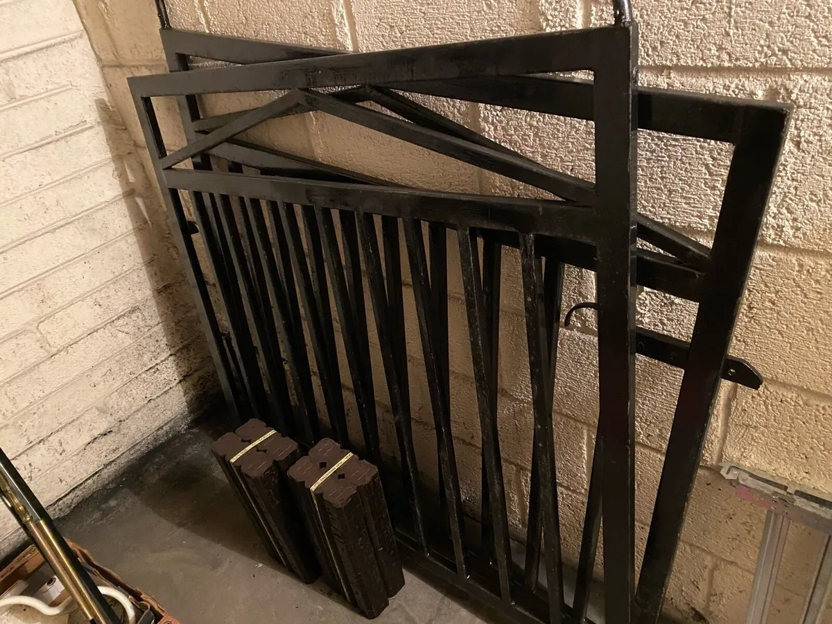 Wrought iron gate (very heavy) - Image 1