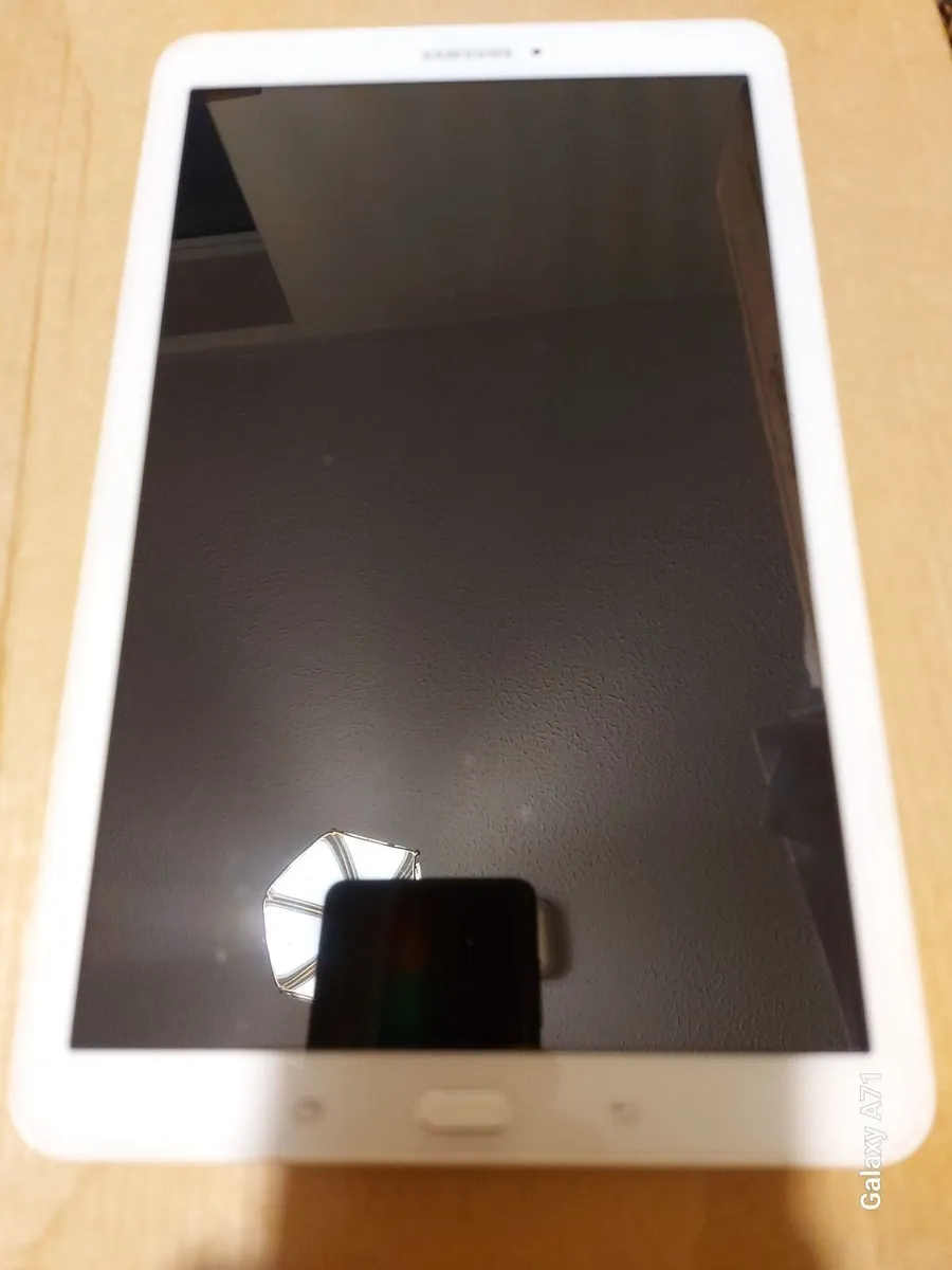 Samsung Galaxy Tab E, 8GB, in excellent condition - Image 3