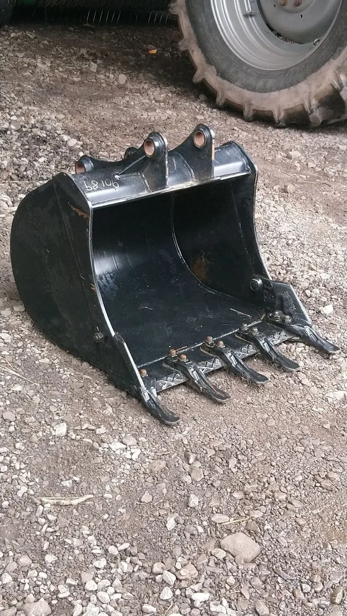 2 FT 6 INCH JCB DIGGER BUCKET 45mm pins - Image 1