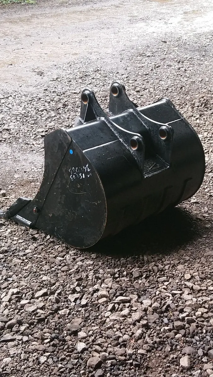 2 FT 6 INCH JCB DIGGER BUCKET 45mm pins - Image 2