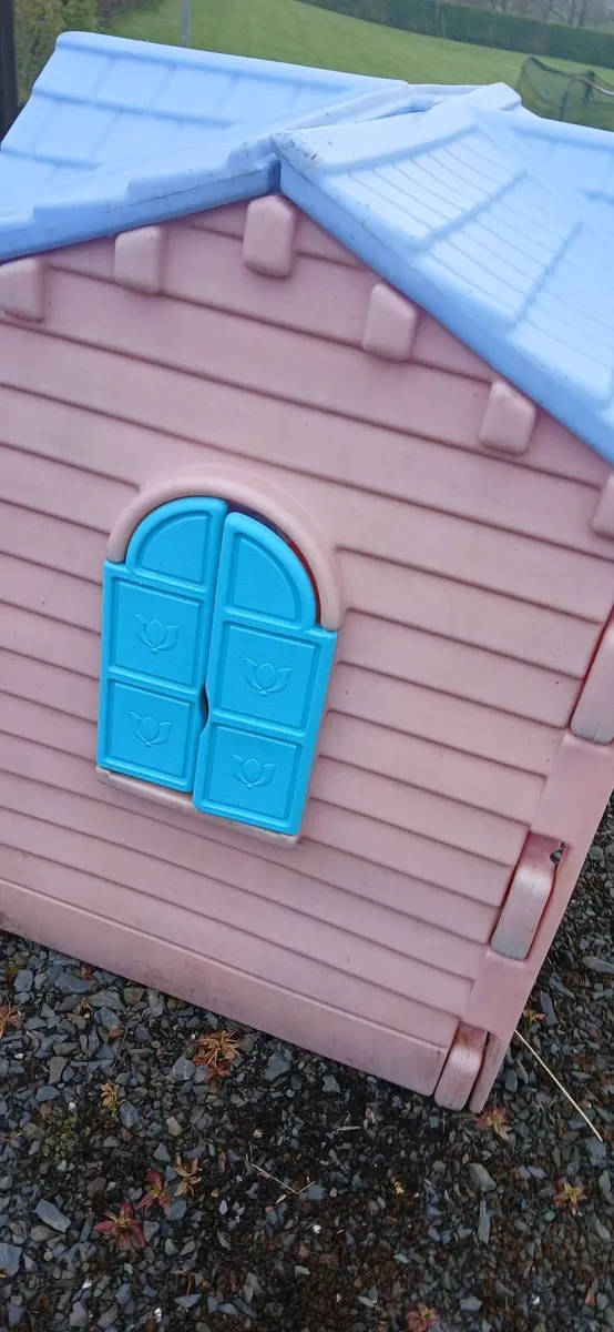 Play house and basket ball net - Image 1