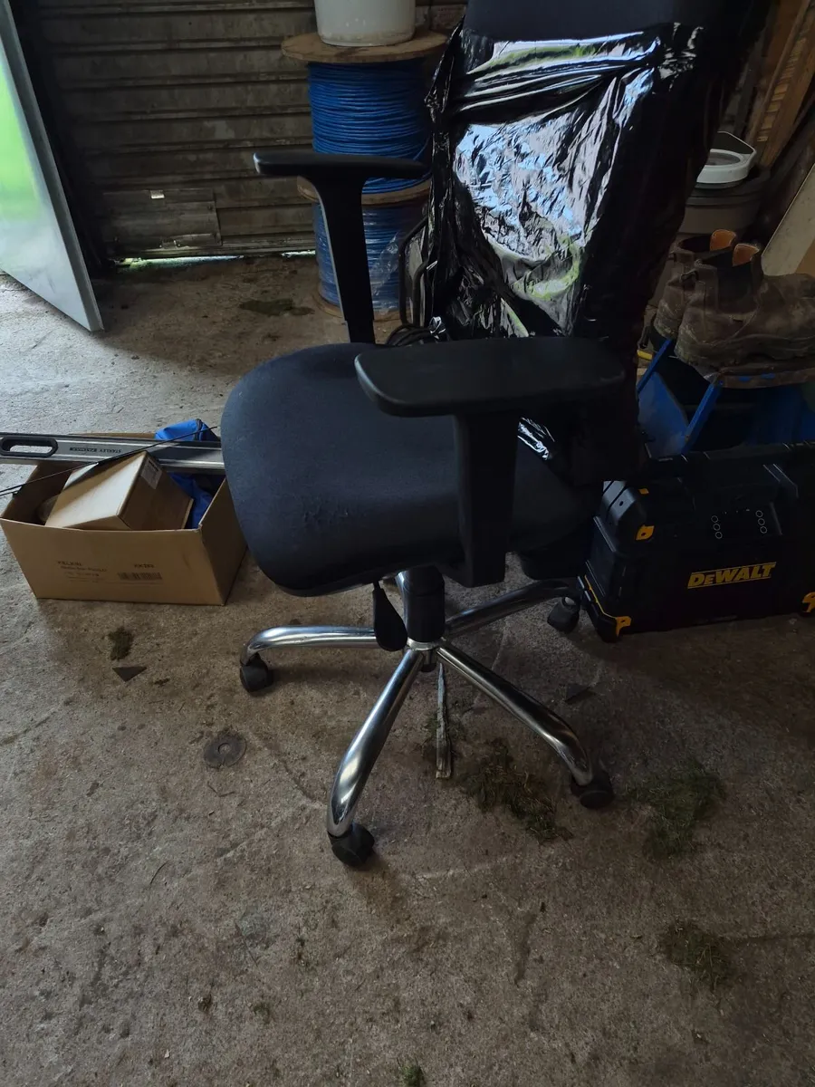 Office chair - Image 1