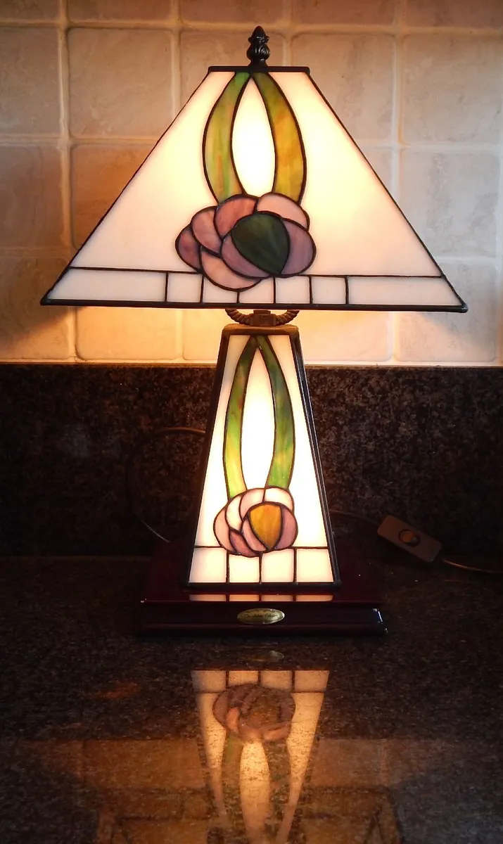 The Julianna Collection Tiffany Style Table Lamp - Image 4