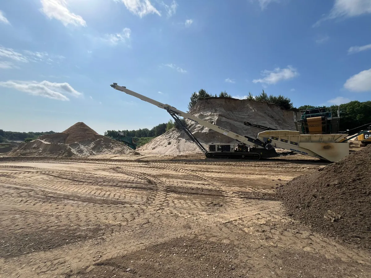 TRACKED CONVEYOR WITH FEEDER - Image 3