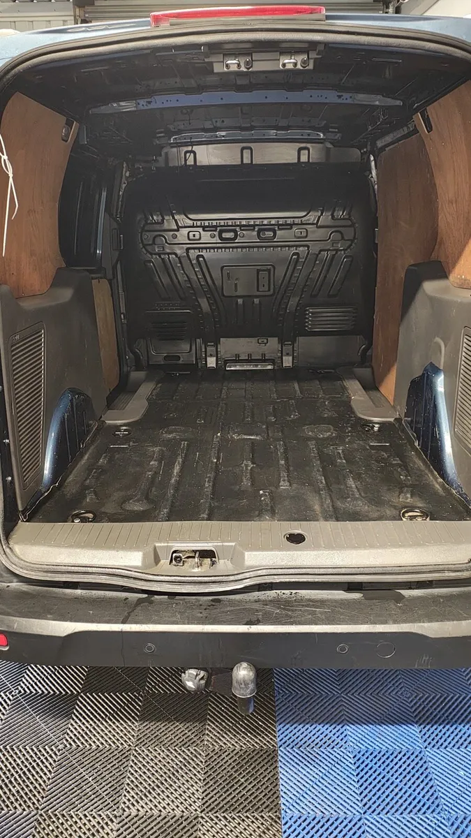 FORD TRANSIT CONNECT LIMITED EDITION - Image 4