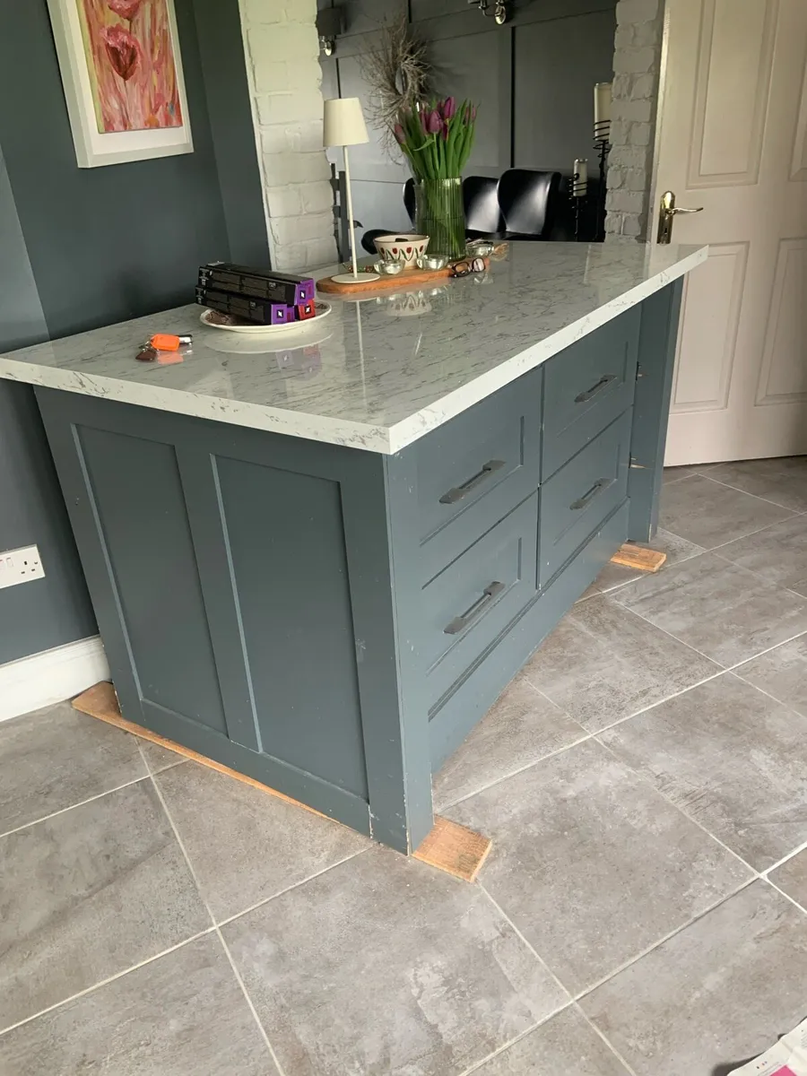 Kitchen island - Image 1