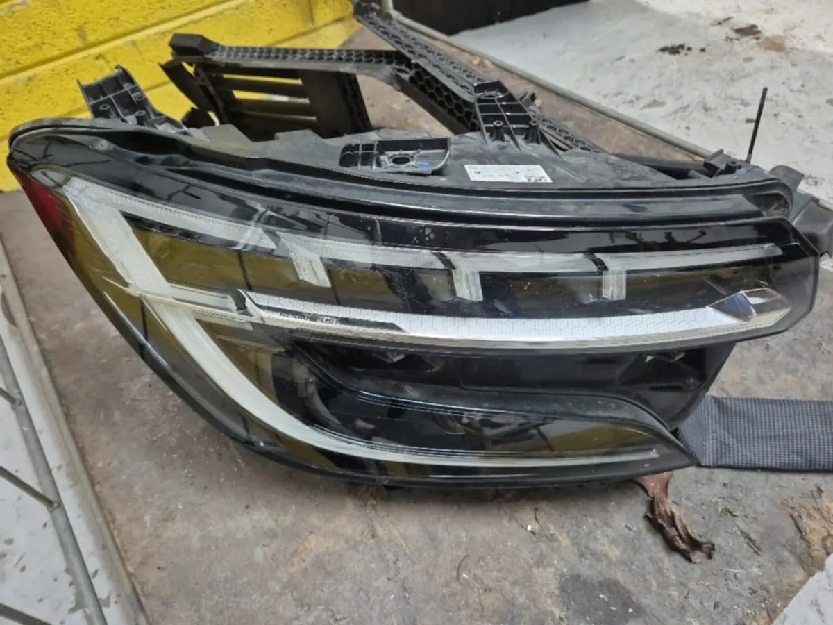 Headlights Toyota Tesla Hyundai Renault - Image 1