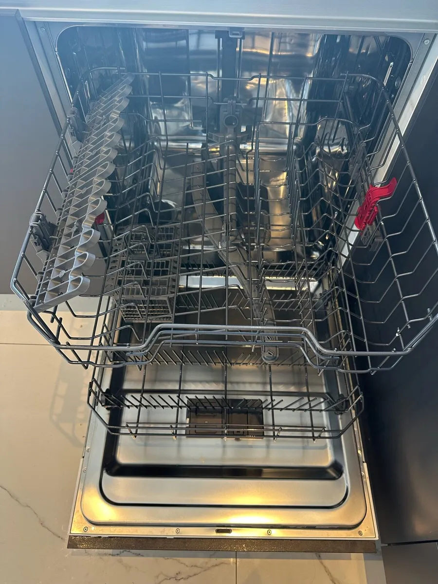 Whirlpool Integrated Dishwasher - Image 4