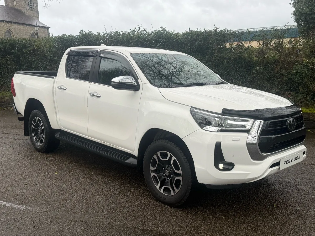 2022 Toyota hilux invincible - Image 3