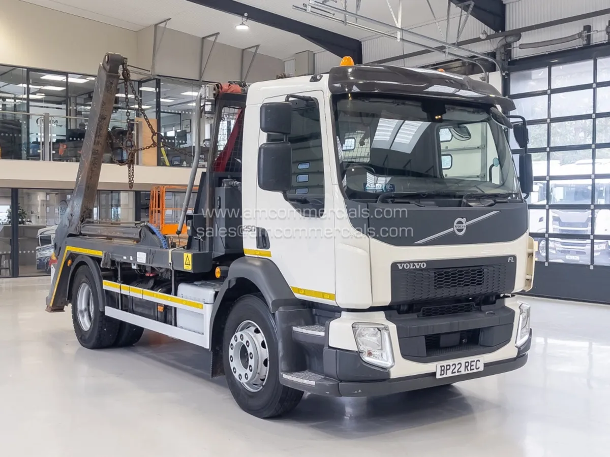 2022 VOLVO FL 250 SKIP LOADER - Image 1