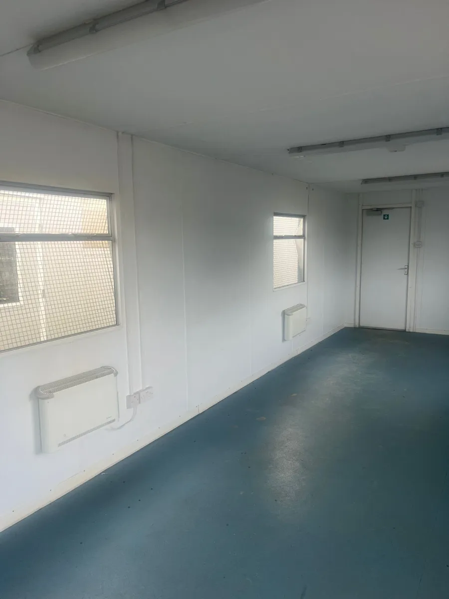 Cabin 30ft x 10ft - Image 4