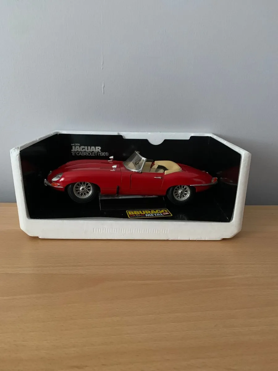 Jaguar E Cabriolet 1961 1/18 Burago Model Car - Image 3