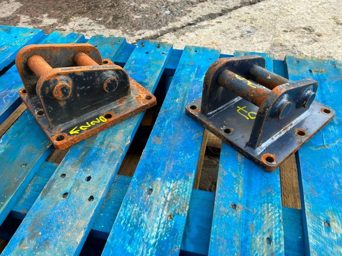 MINI DIGGER HAMMER CRADLE...30mm PINS......007. - Image 1
