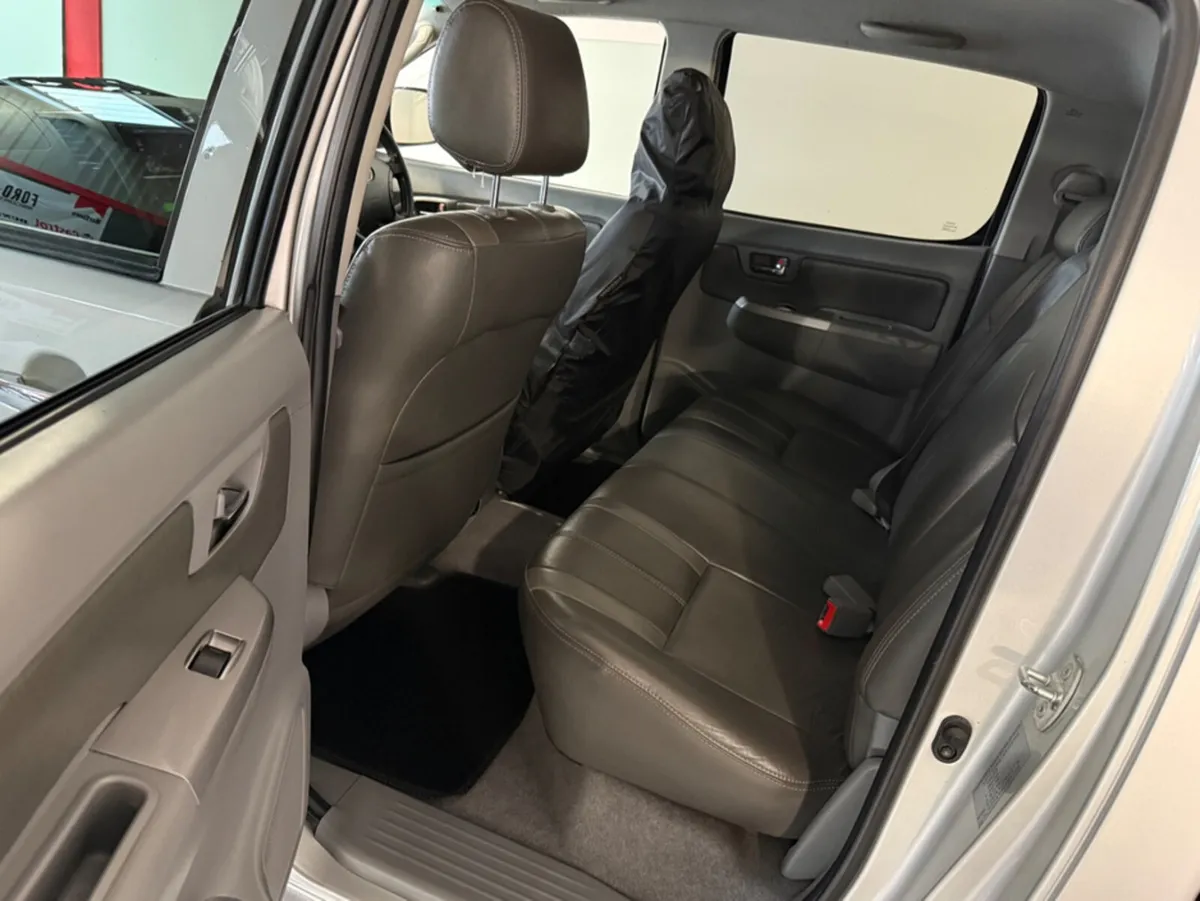 Toyota Hilux 3.0 D-4D D/CAB INVINCIBLE 4DR - Image 4