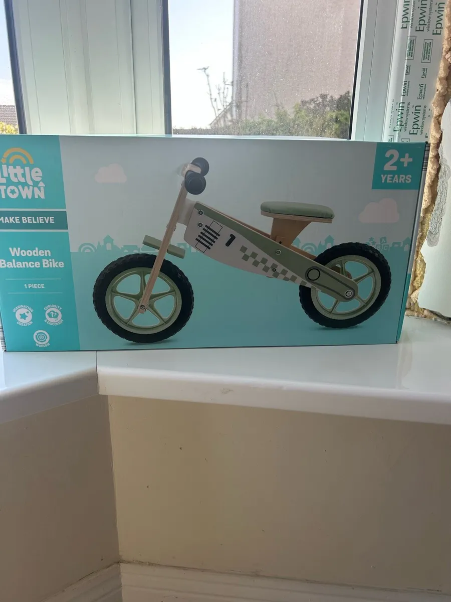 Little Town wooden balance bike - Image 3