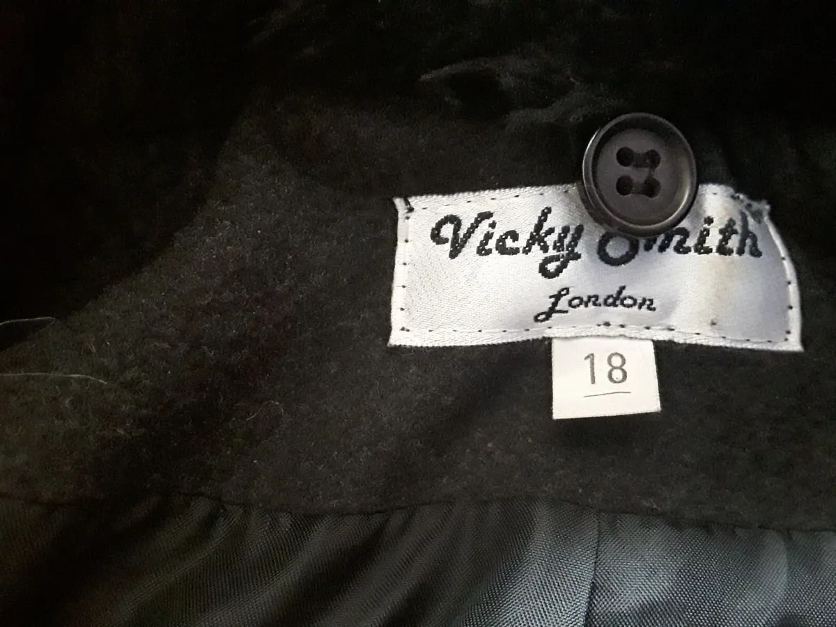 Ladies heavy designer coat black worn once size 18 - Image 3