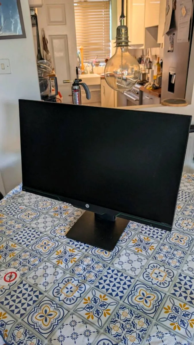 Hp 27xq 144hz quad hd (2560 X 1440) monitor - Image 1