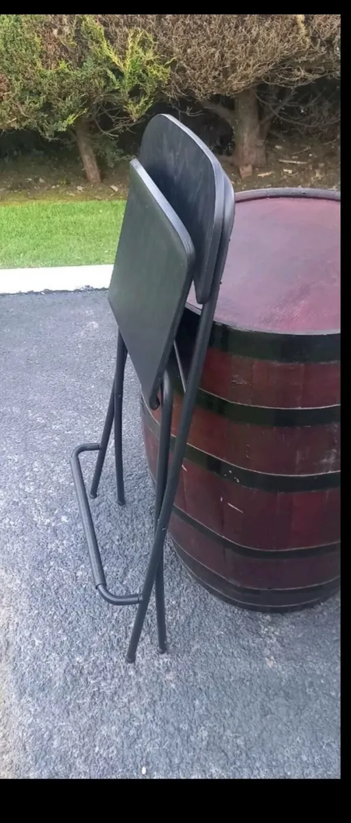 Barrel and 2 chairs - Image 2