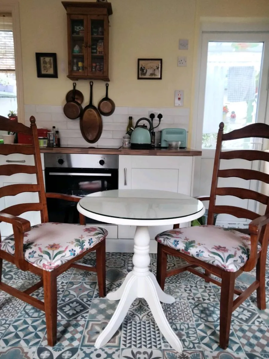 Table and Chairs - Image 2