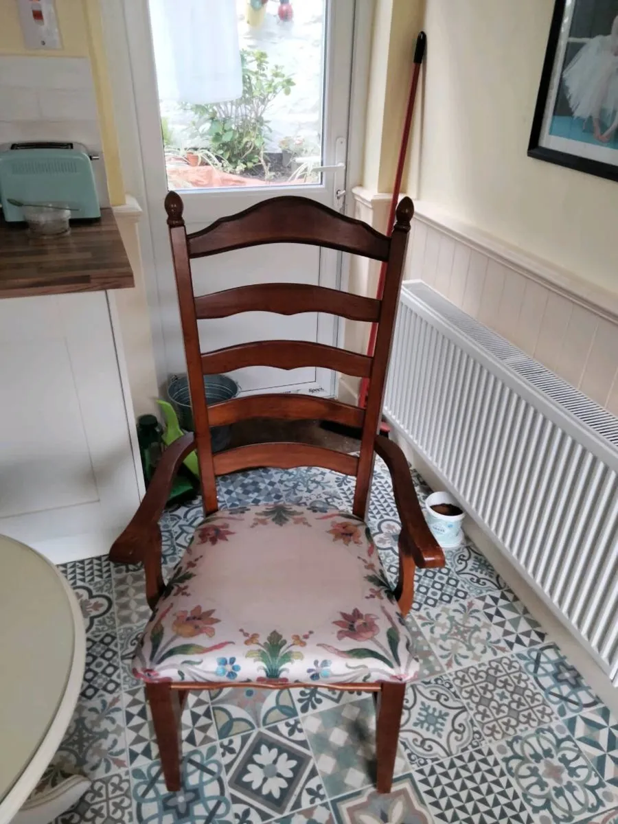 Table and Chairs - Image 3