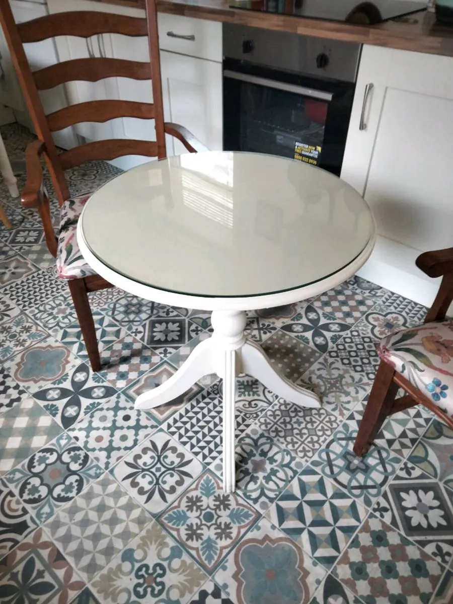 Table and Chairs - Image 4