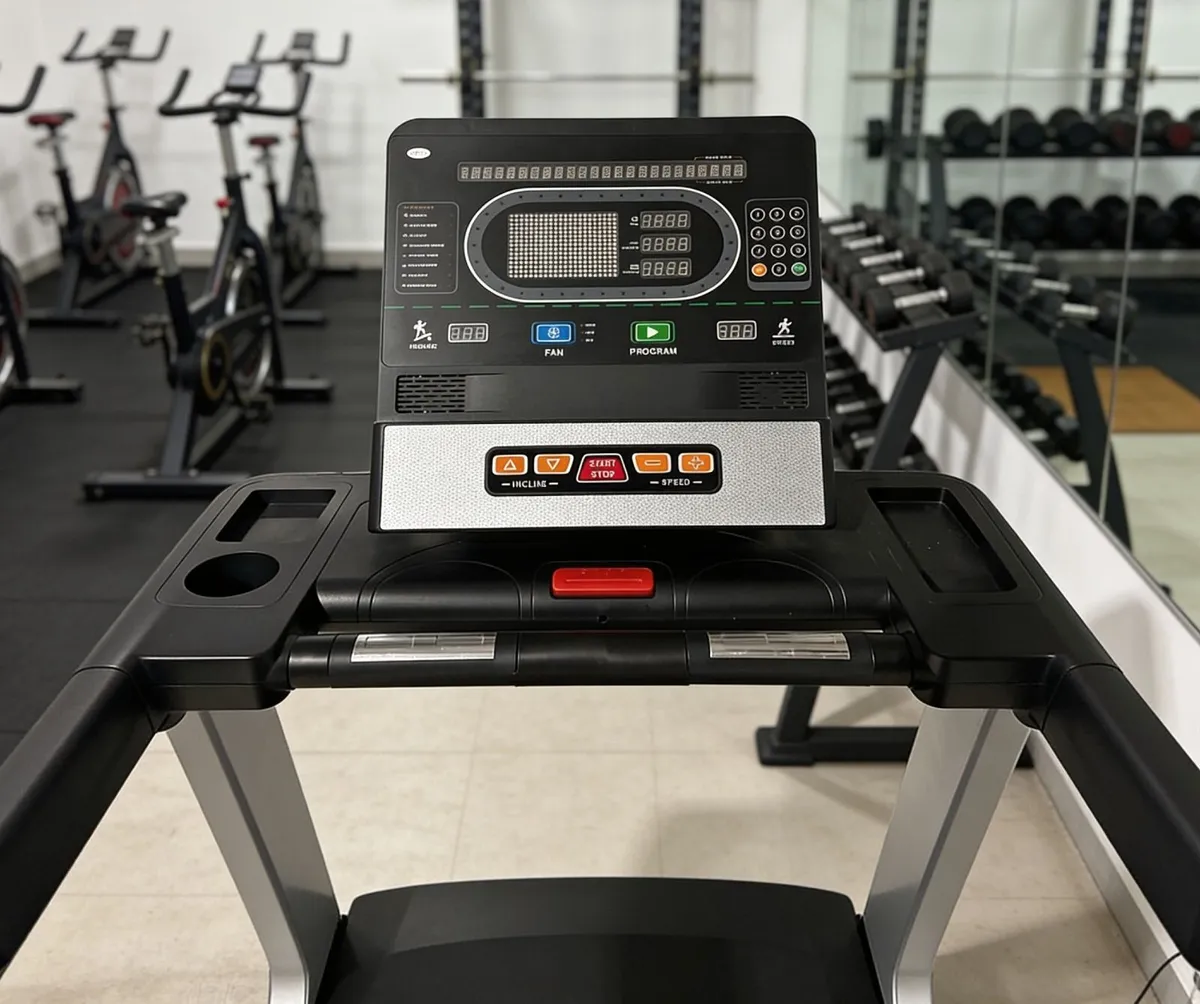 7.0hp Commercial Grade Treadmill - Image 3
