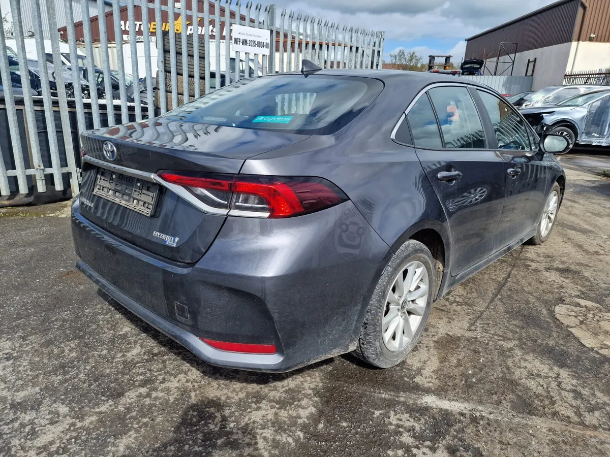 24 TOYOTA COROLLA  1.8 H AUTO FOR BREAKING - Image 3