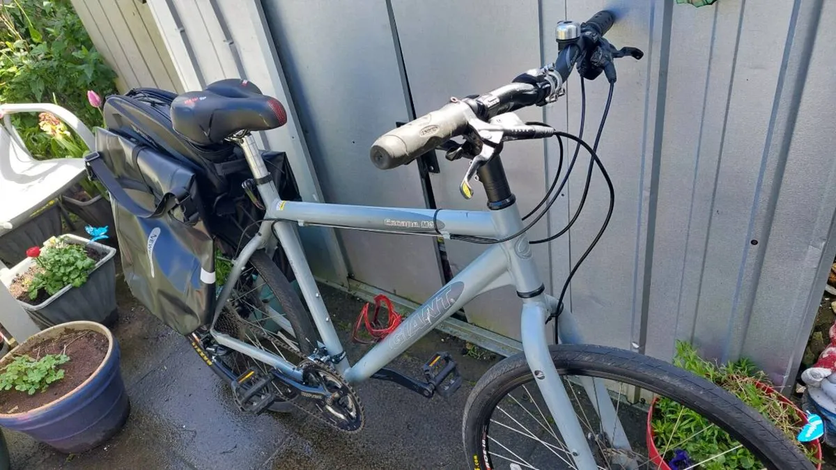 Giant Escape M Touring Bike - Image 2