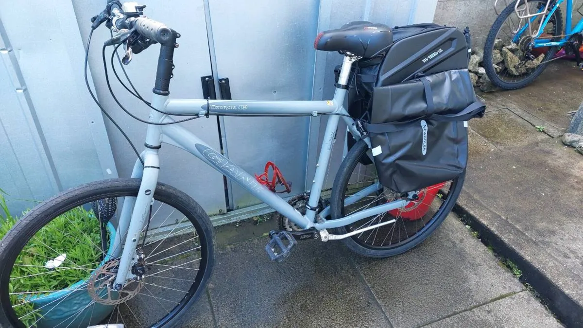 Giant Escape M Touring Bike - Image 3