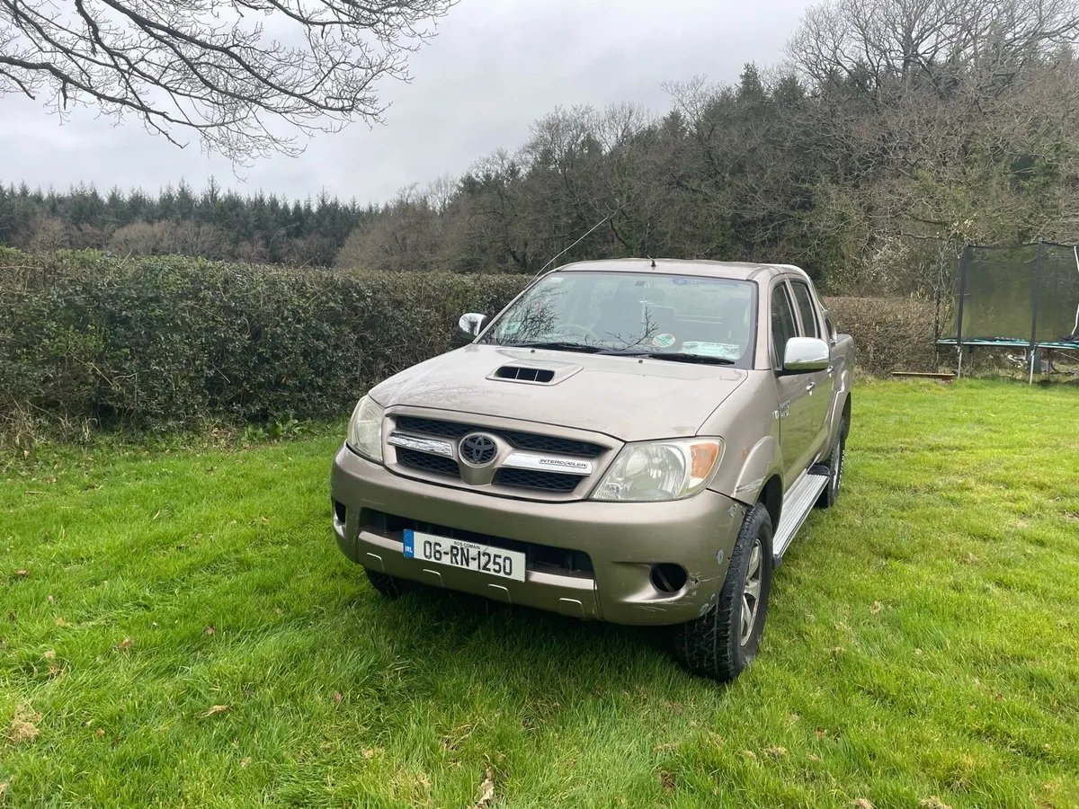 Toyota Hilux crewcab auto - Image 1