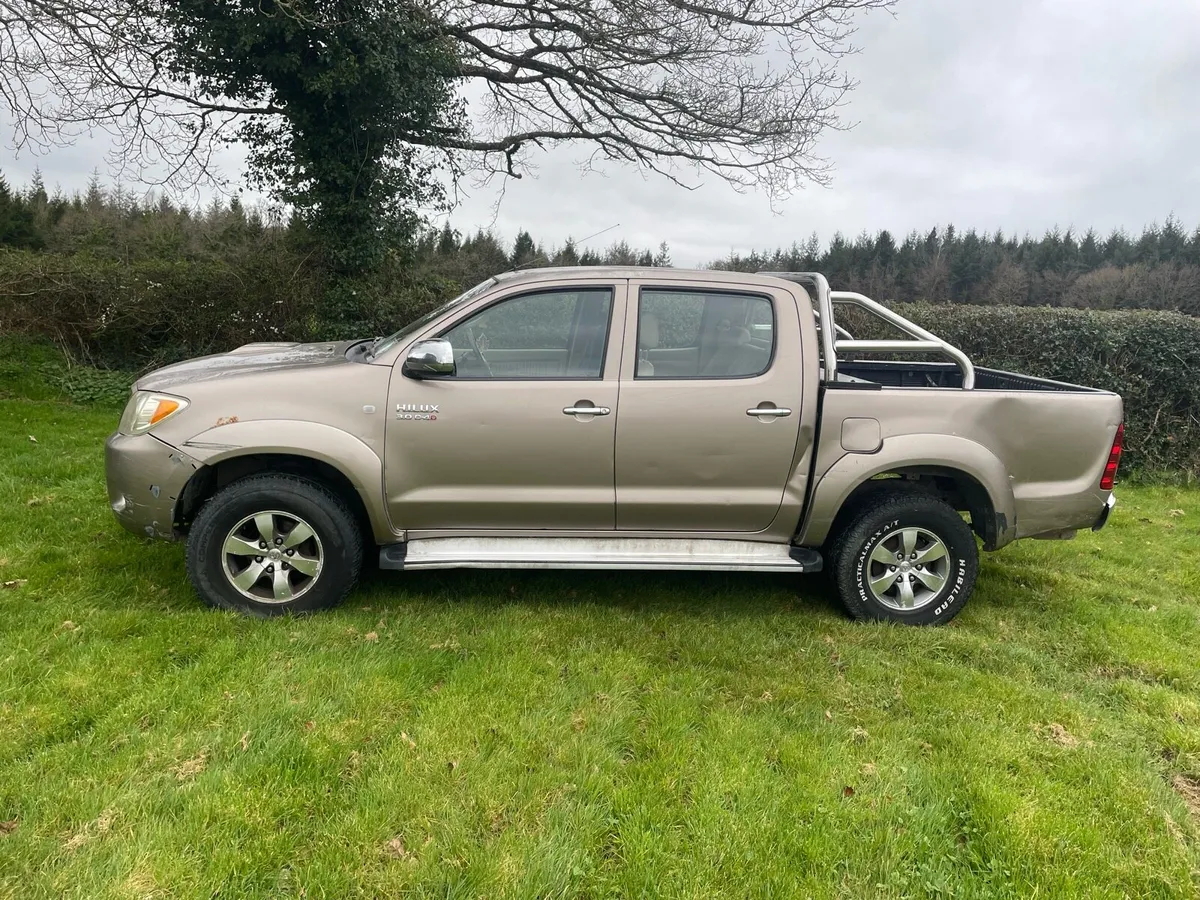 Toyota Hilux crewcab auto - Image 2