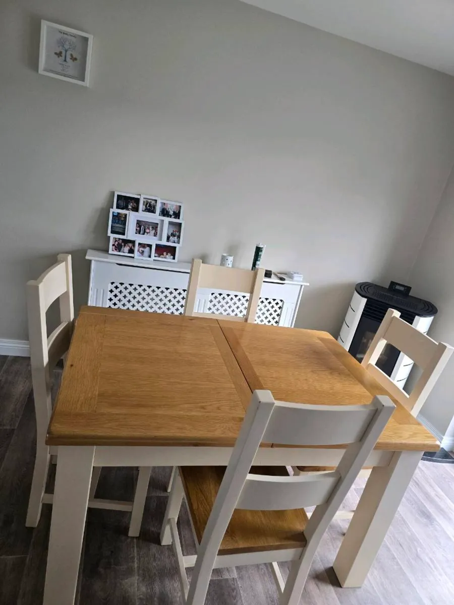 Extendable table and chairs - Image 1