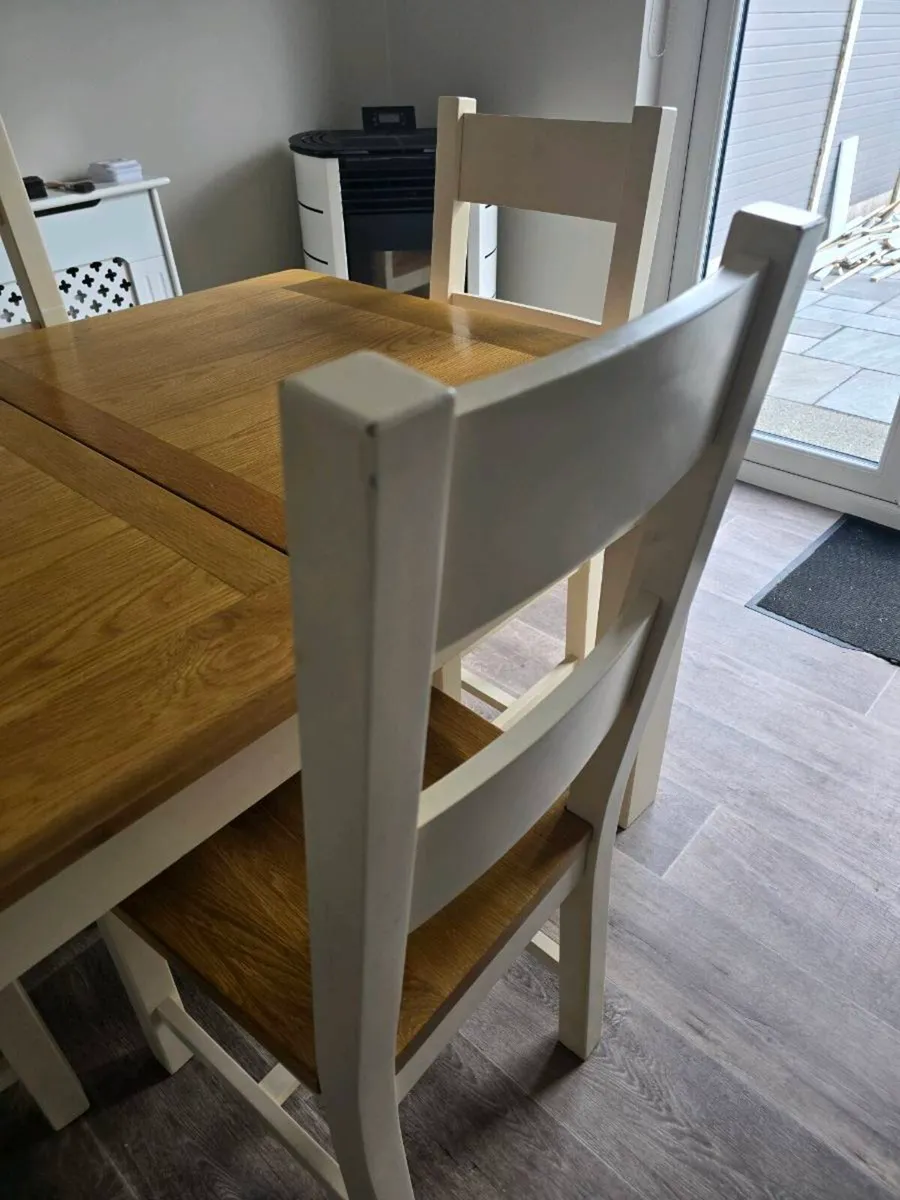 Extendable table and chairs - Image 2