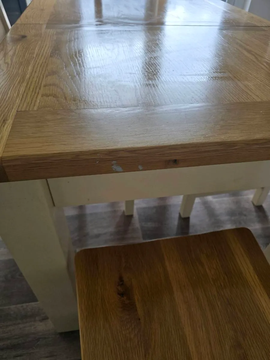 Extendable table and chairs - Image 3