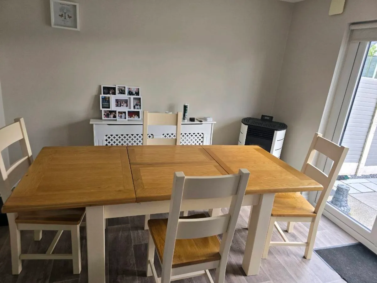 Extendable table and chairs - Image 4